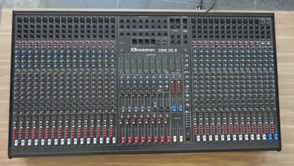 MESA 32 CANAIS BALANCEADOS , 8 AUXILIARES , 6 SUB-GRUPOS , PHANTON POWER