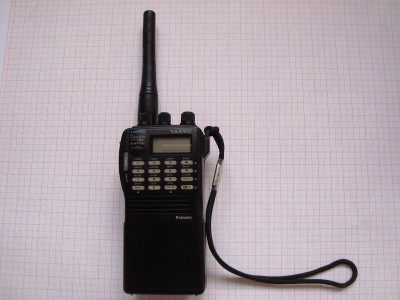 Rádio HT YAESU FT-705 430 MHz Excelente Estado — Miniatura 1