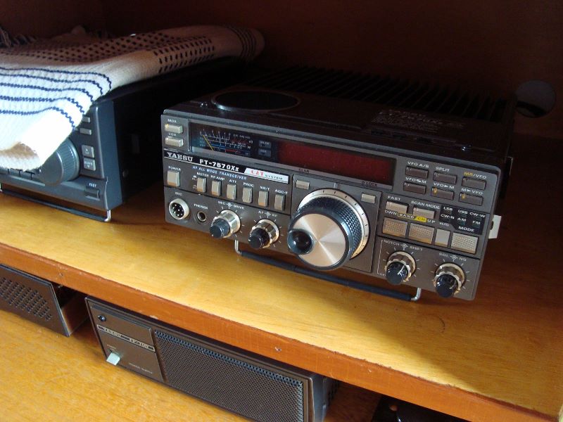 Transceptor HF Yaesu FT-757 GXII — Foto 2