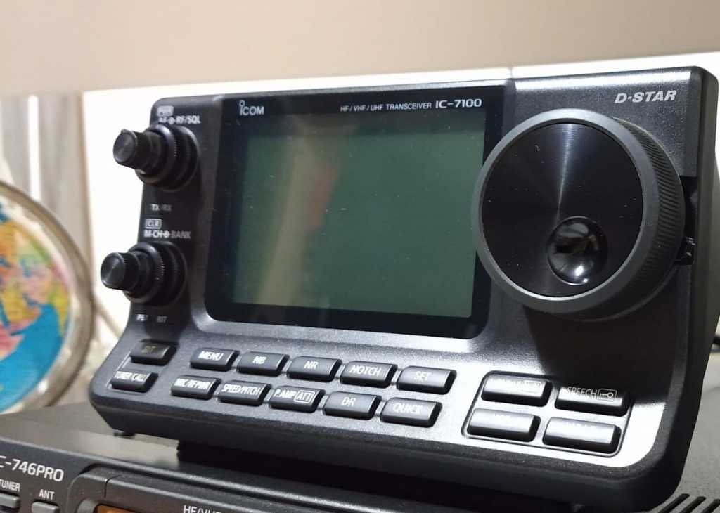 *** ICOM IC-7100 *** — Foto 2