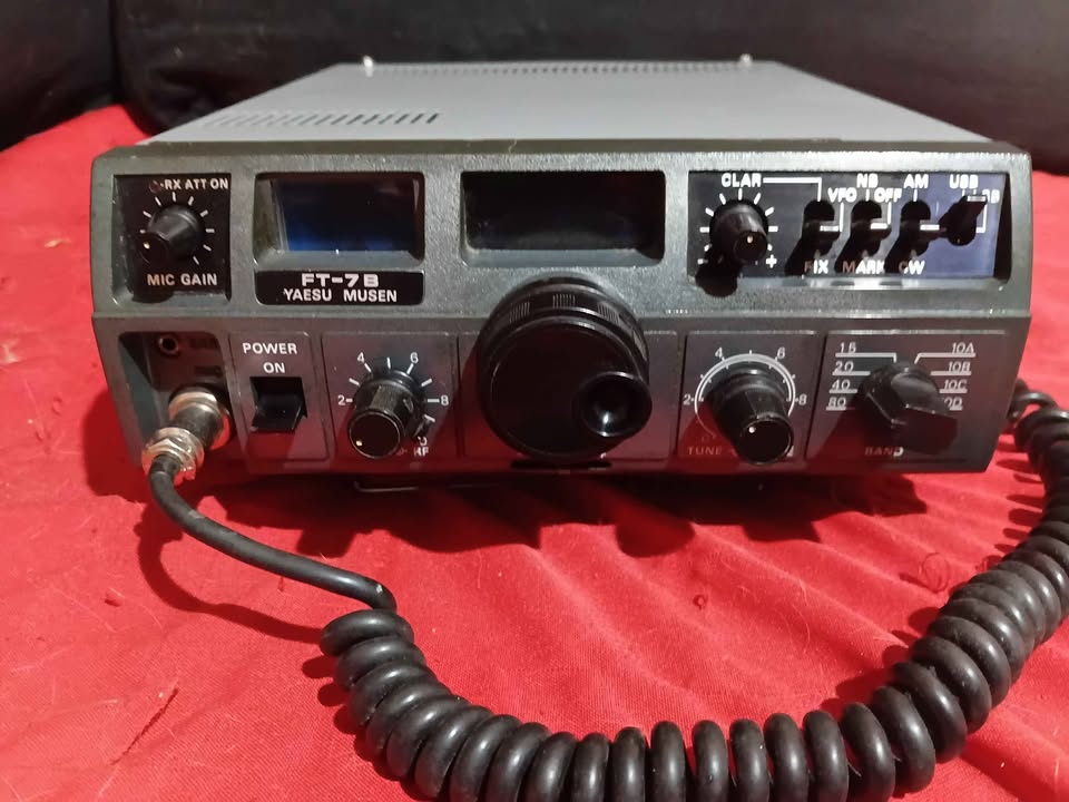 VENDO UM TRACPTOR YAESU FT 7B , PRA COLECIONADORES LINDO ### — Foto 1