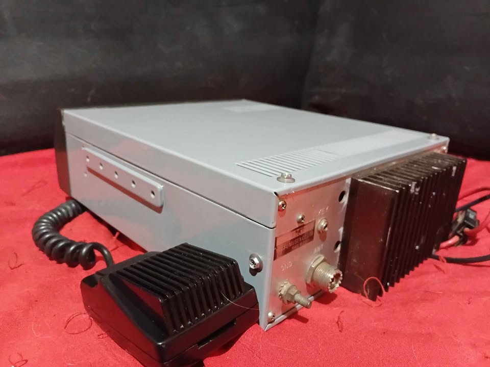 VENDO UM TRACPTOR YAESU FT 7B , PRA COLECIONADORES LINDO ### — Foto 2