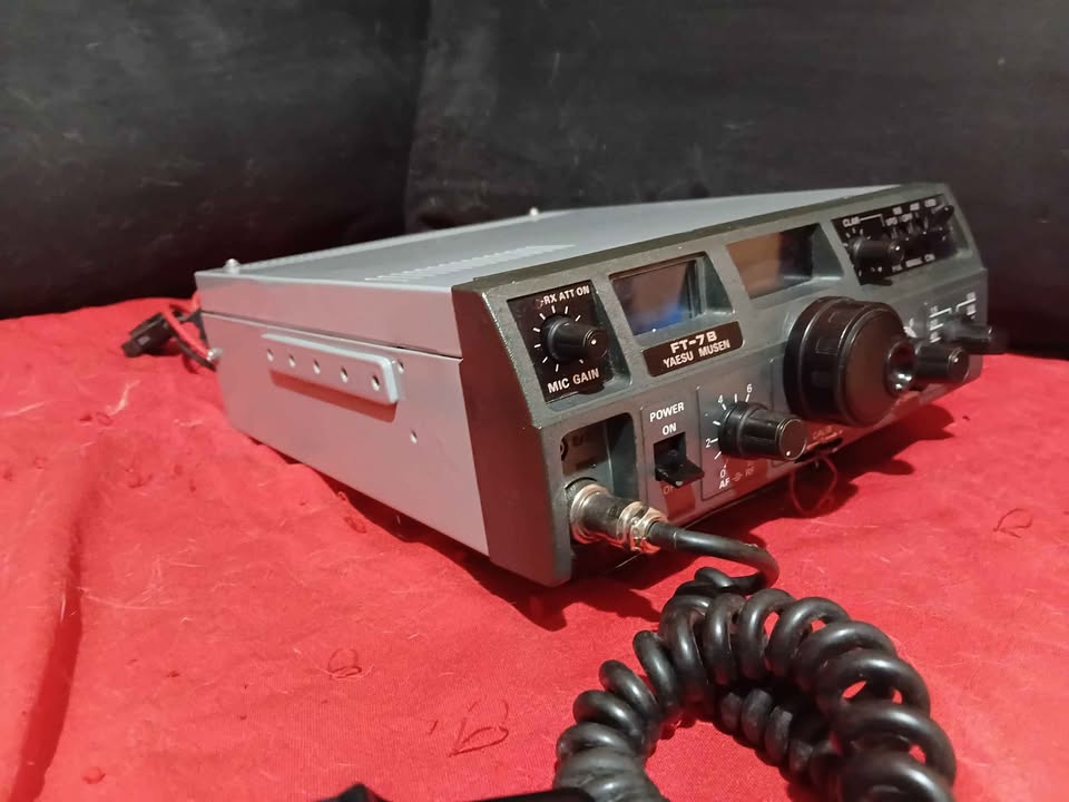 VENDO UM TRACPTOR YAESU FT 7B , PRA COLECIONADORES LINDO ### — Foto 4