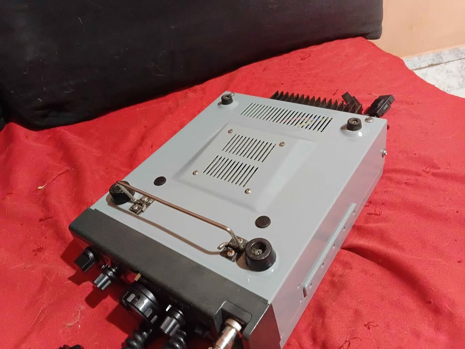 VENDO UM TRACPTOR YAESU FT 7B , PRA COLECIONADORES LINDO ### — Foto 5